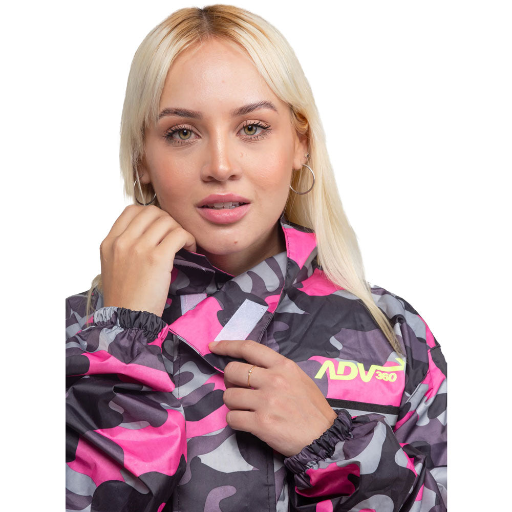 Detalle de chaqueta impermeable Adventure fucsia y negro
