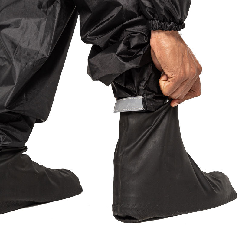 Detalle de cubrebotas impermeable integrado del impermeable Adventure negro para moto
