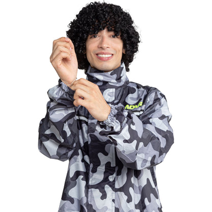 etalle de capota del impermeable Adventure camuflado para moto