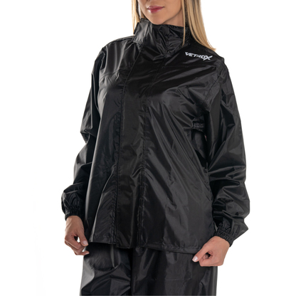 Impermeable Portable Plus V3TROX, chaqueta negra en modelo